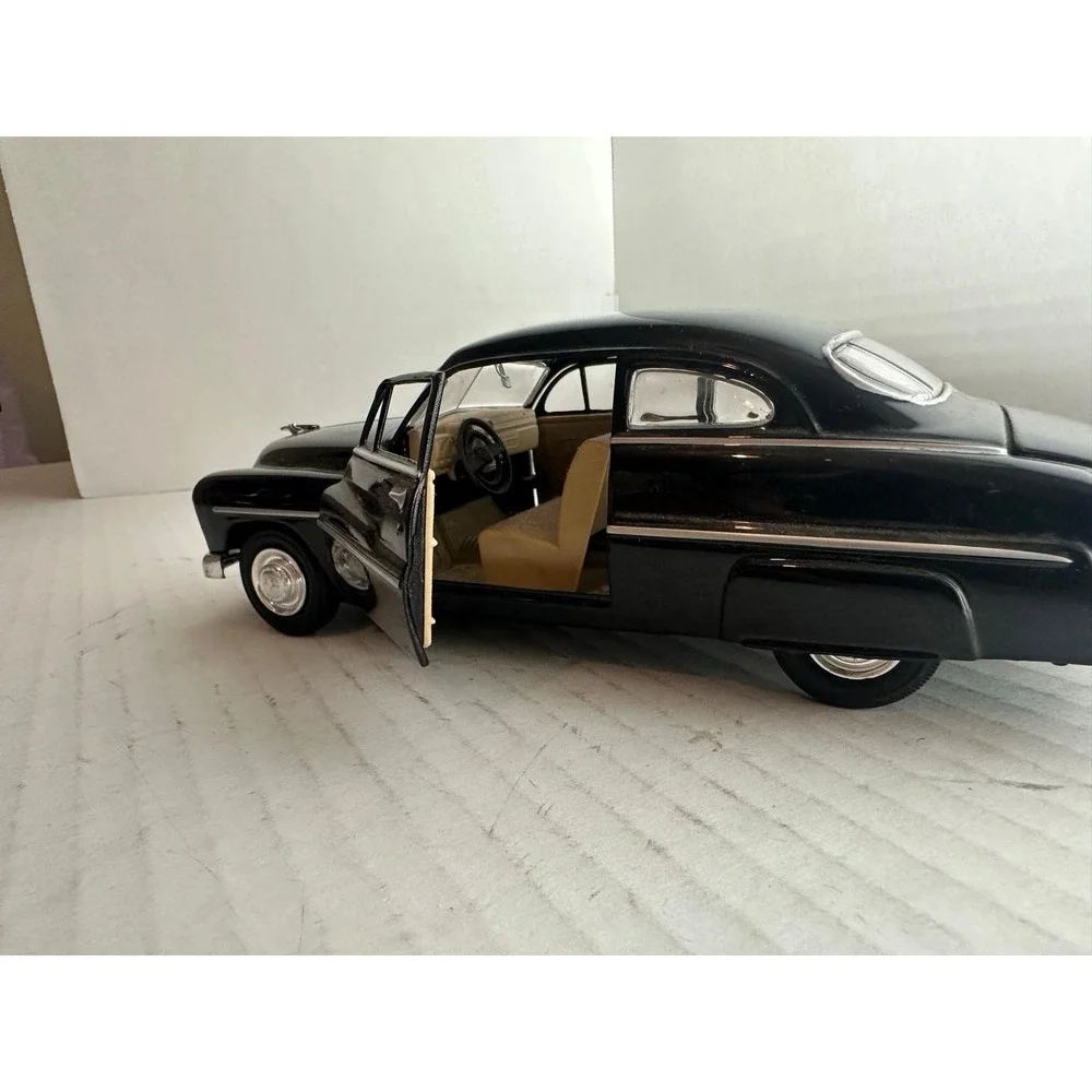MOTORMAX Diecast 1949 Mercury Coupe Car 1:24 Black Opening Doors Hood Trunk